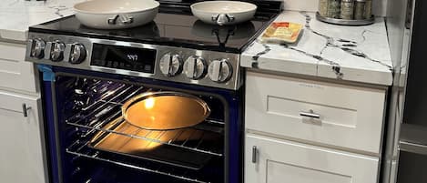 冷蔵庫、電子レンジ、オーブン、コンロ