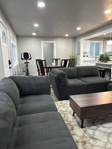 Charming 3-bedroom house with fitness room, WiFi in the heart of Lacey