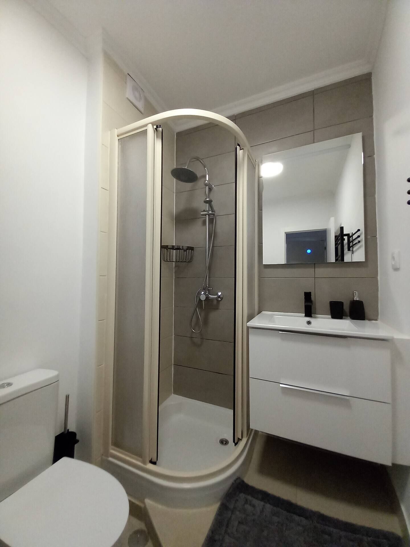 Dusche, Haartrockner, Handtücher, Toilettenpapier