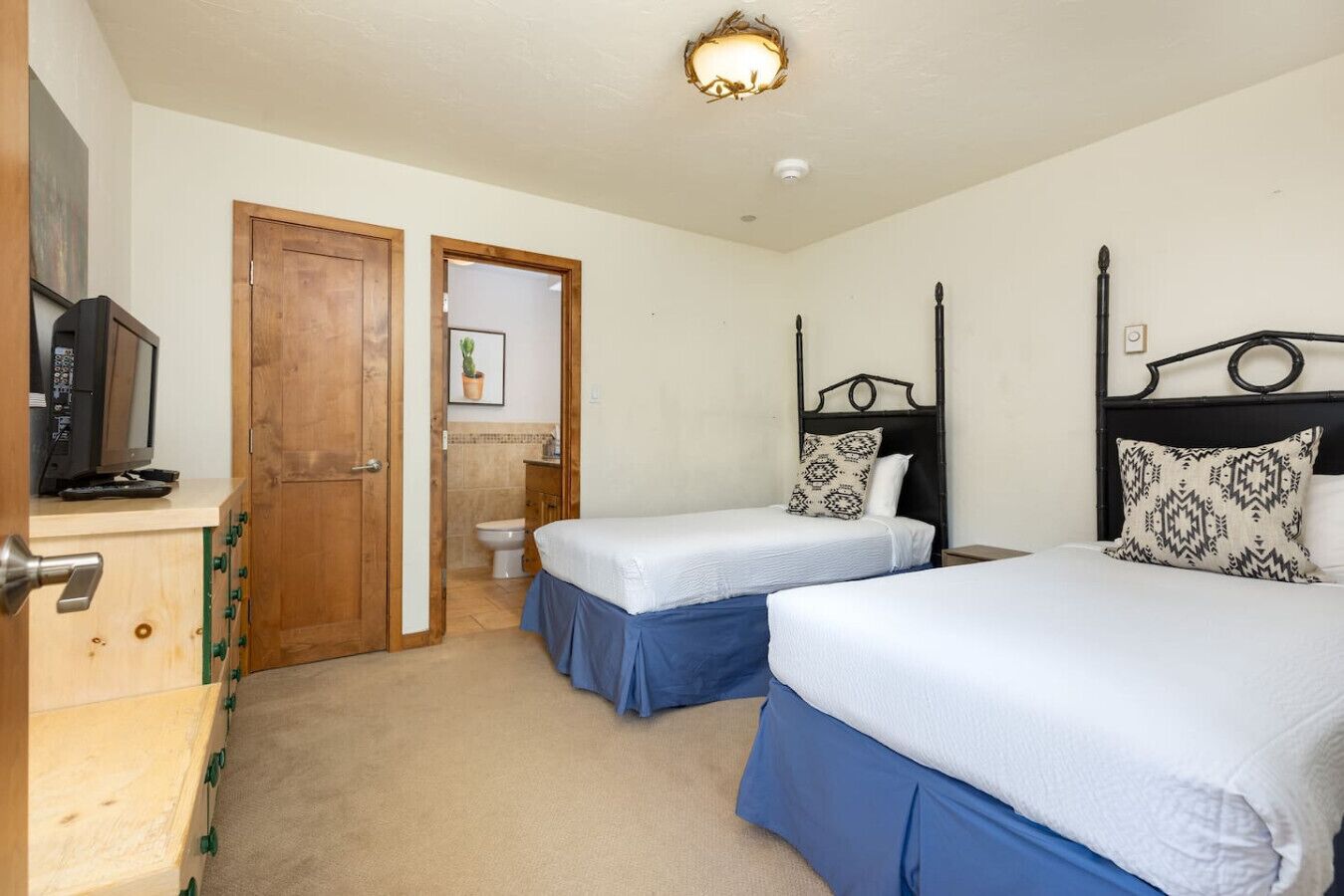 3 bedrooms, iron/ironing board, WiFi, bed sheets