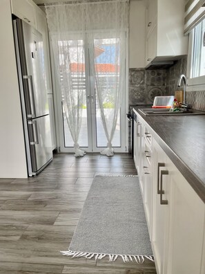 Fridge, oven, stovetop, dishwasher