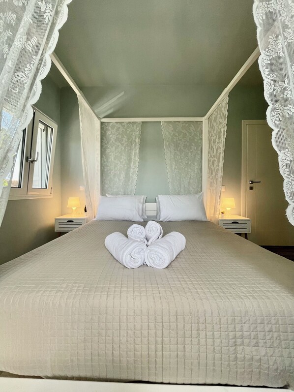 2 bedrooms, desk, iron/ironing board, WiFi