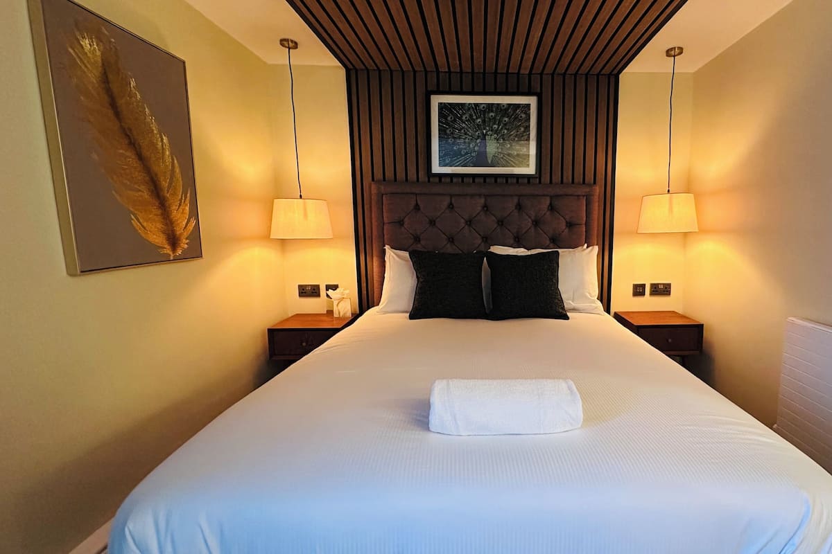 Luxe beddengoed, bedden met traagschuimmatras, een kluis op de kamer