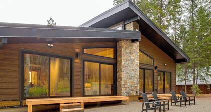 Luxe Valley Home w/ Sauna & Hot Tub Near Mazama