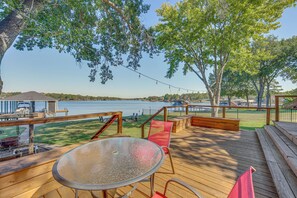 Outdoor dining - Waterfront Family Home on Cedar Creek Reservoir (Mabank)
