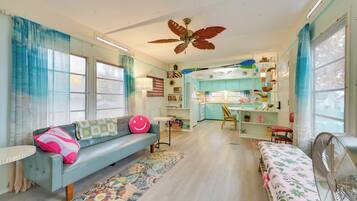 House (2 Bedrooms) | Living area | TV, books