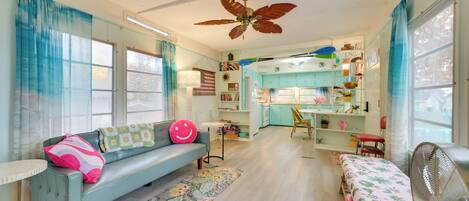 Casa (2 Bedrooms) | Área de sala de estar | Televisión y libros