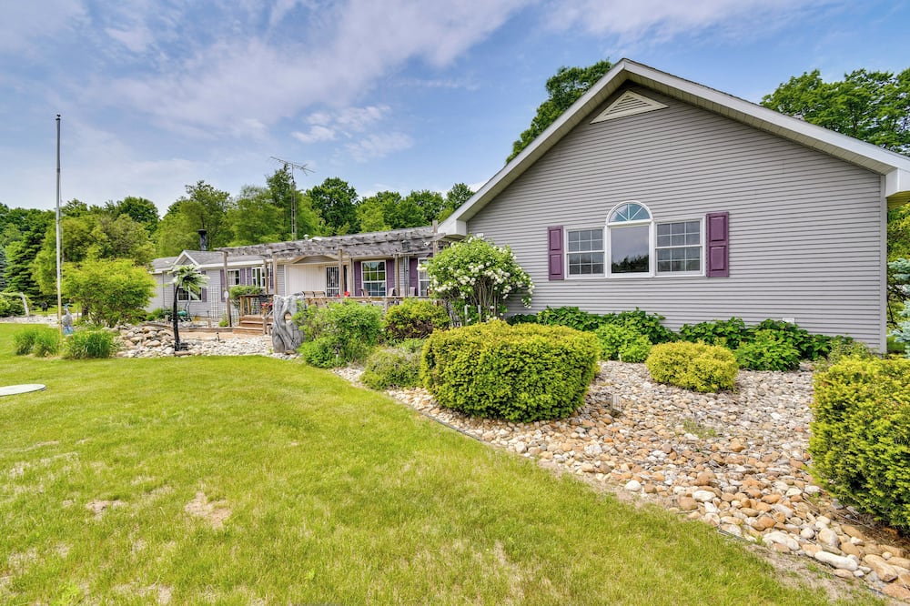 'the Country House' - Kalkaska Retreat w/ Fire Pit - Manistee River