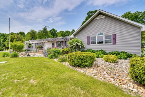 'the Country House' - Kalkaska Retreat w/ Fire Pit
