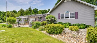 'the Country House' - Kalkaska Retreat w/ Fire Pit