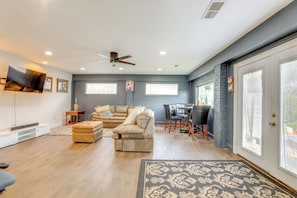 House (3 Bedrooms) | Front of property - Private Patio & Lake Views: Home in Decatur (Decatur)