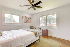 House (3 Bedrooms) | Interior - Private Patio & Lake Views: Home in Decatur (Decatur)