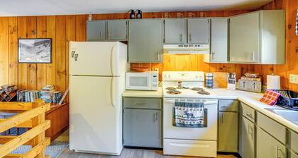 4 Mi to Mt Snow Resort! Family Condo w/ Balcony