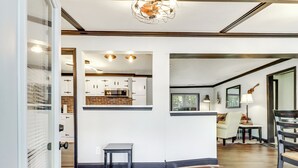 Eine moderne Küche mit Ziegelrückwand, weißen Schränken und einer zentralen Kochinsel.