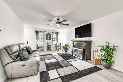 Richmond Home w/ Deck: 1 Mi to Richmond Raceway!