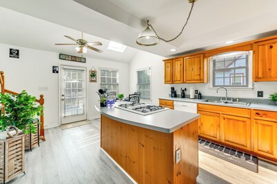 Richmond Home w/ Deck: 1 Mi to Richmond Raceway!