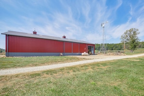 Interior - Exotic Animal Farm Stay in Illinois: Tour, Explore (Kampsville)
