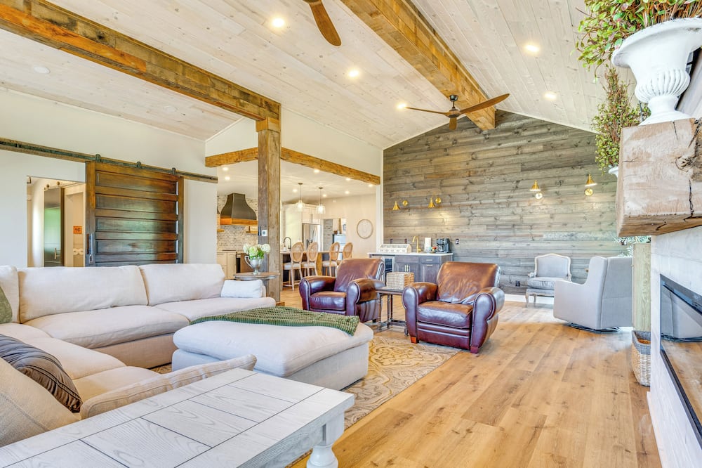 Hope Retreat w/ Furnished Deck Near Parks! - Gnaw Bone, IN