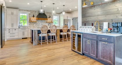 Hope Retreat w/ Furnished Deck Near Parks!