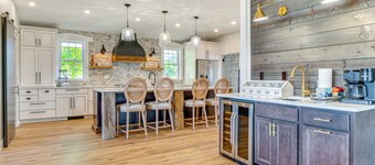 Hope Retreat w/ Furnished Deck Near Parks!