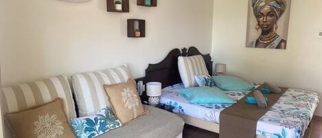 1 Schlafzimmer, Schreibtisch, BĂŒgeleisen/BĂŒgelbrett, Reisekinderbett