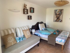 1 bedroom, desk, iron/ironing board, travel crib - Studio "ti kaz an nou" sea view * feet in the water - very quiet place (Sainte-Anne)
