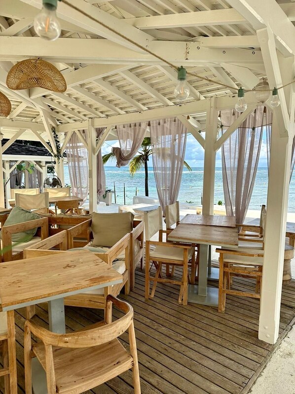 Outdoor dining - Studio "ti kaz an nou" sea view * feet in the water - very quiet place (Sainte-Anne)