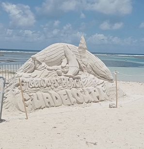 Playa en los alrededores, camastros y toallas de playa