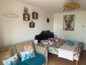 1 chambre, bureau, fer et planche à repasser, lit parapluie