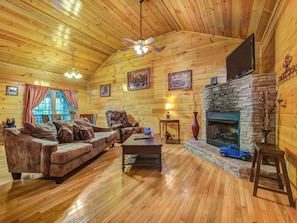 Televisie, een open haard en een dvd-speler