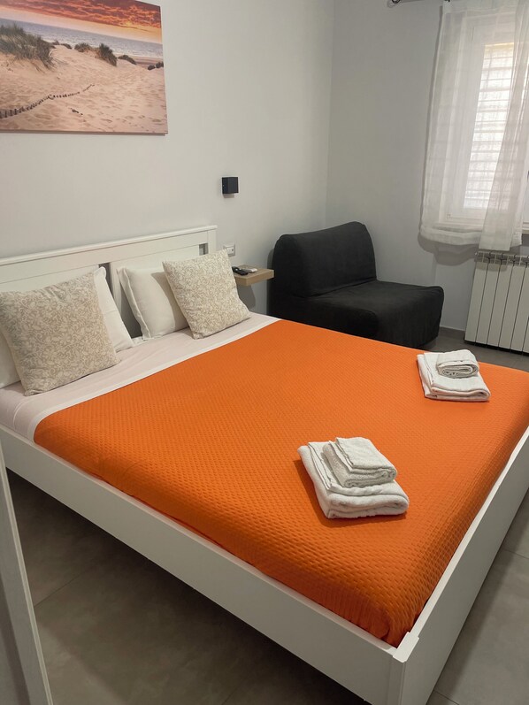 Chambre triple classique | Rideaux d’obscurcissement, accès au Wi-Fi (inclus)