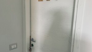 A door with the number "210" and a keyhole. - la casetta di zio e pia (Fiumicino)