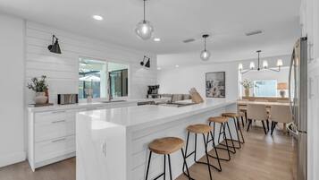 Réfrigérateur, four à micro-ondes, un four, surface de cuisson