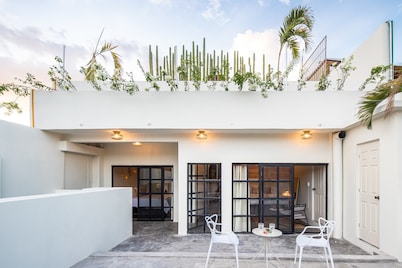 Casa Lumos - Minimalist Comfort Suites in Centro Historico