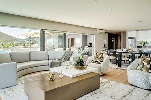 House - Amazing Views and Holiday Living at Khalanga Penthouse (Cape Town)