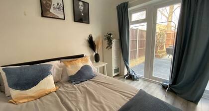 Host Stay Cotman Close