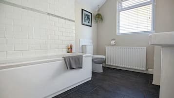 House | 2 bedrooms, desk
