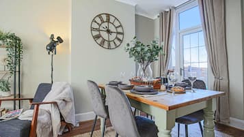 House | 2 bedrooms, desk