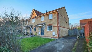 A two-story house with a front yard, a driveway, and a wooden fence. - Host Stay Chicksands Avenue (Milton Keynes)