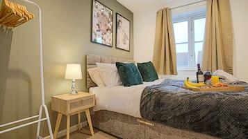 House | 3 bedrooms, desk, Internet