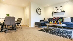 A modern living room with a sofa, coffee table, and chairs. - Host Stay Chicksands Avenue (Milton Keynes)