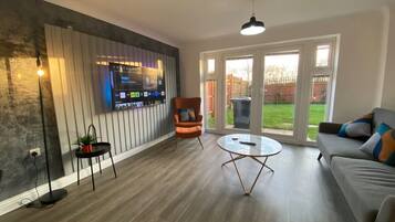 House | 3 bedrooms, desk