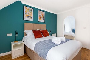 House | 3 bedrooms, desk