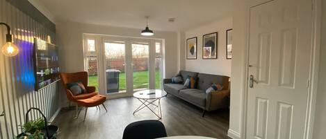 House | 3 bedrooms, desk