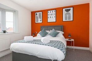 House | 3 bedrooms, desk - Host Stay Bluebell Close (Corby)