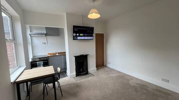 House | 1 bedroom, desk