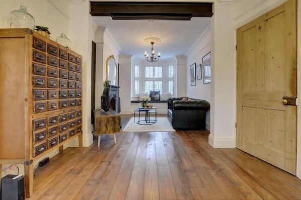 2 bedrooms, desk