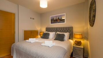 House | 3 bedrooms, desk