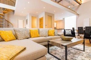 House | 3 bedrooms, desk