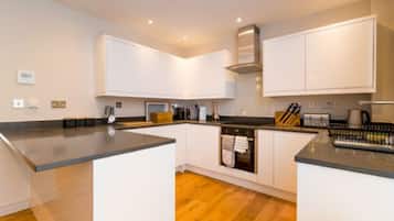 House | 3 bedrooms, desk